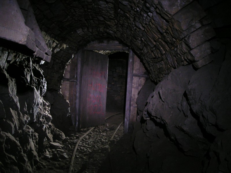 sc23_scflatsventdoor2.jpg - Ventilation door, things are starting to look purple.