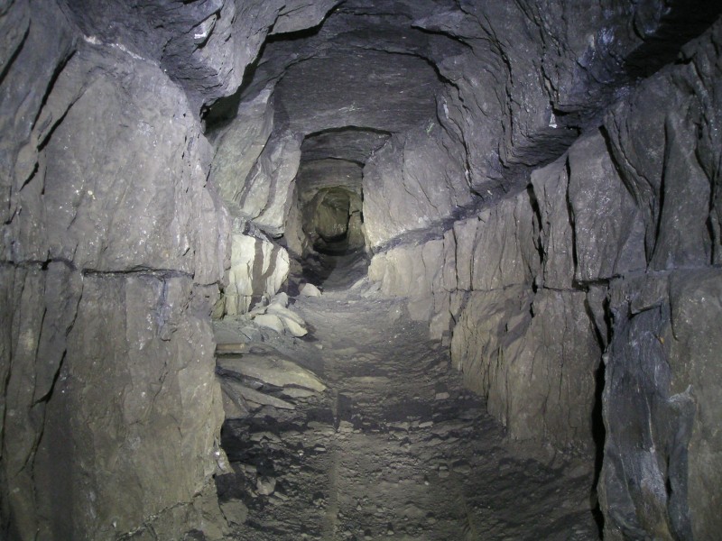 sc37_hardcrosscutB2.jpg - In the Hard Cross Cut, strata dipping down.