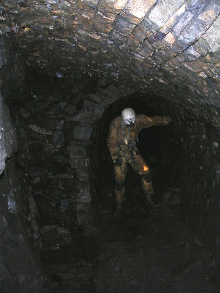 sc_sublevelbyshaft.jpg - Here Karli is standing by the shaft which is by the exit of the arching from the bell shaped chamber. There is a realy strong airflow via the shaft and we think that the shaft either goes down to Rmapgill or Carr's Level if infact this level is not Carr's.