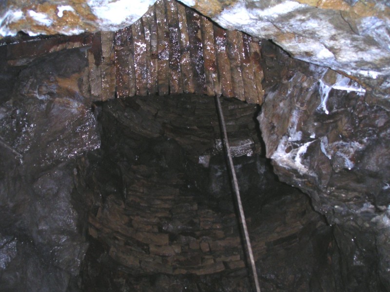 ss_bottomofshaft.jpg - The bottom of the shaft. To the left there is a small length of passage which looks like it is collapsed. To the right leads on to the workings.
