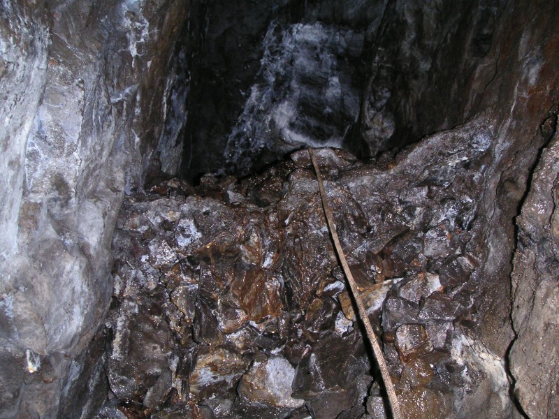 ss_rg_eastsunveinworkings8.jpg - Dropping down you see that we have been stood on waste rock that has calcified. This led further down to a flooded sump which had a shaft above it that connected with the vein above.