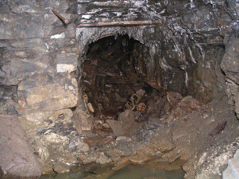 wgs07_debrispile1.jpg - The pile of bebris at the shaft bottom and the little siding passage it spills into.