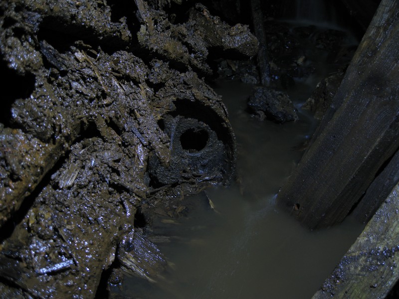 IMG_4758.JPG - Tub wheel buried under the debris pile.