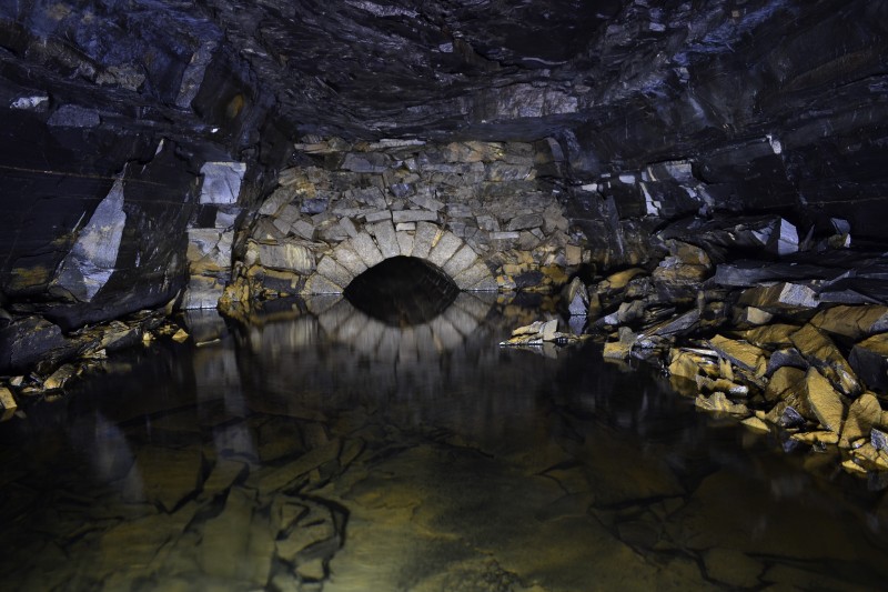 DSC_0009.JPG - Closer view of the dewatered arching. Still needs more. Photo by Karli.