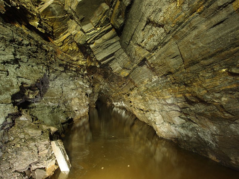 P6113815.JPG - Wellgill Cross Vein, excellent example of the throw of the strata and gravity defying shale blocks.
