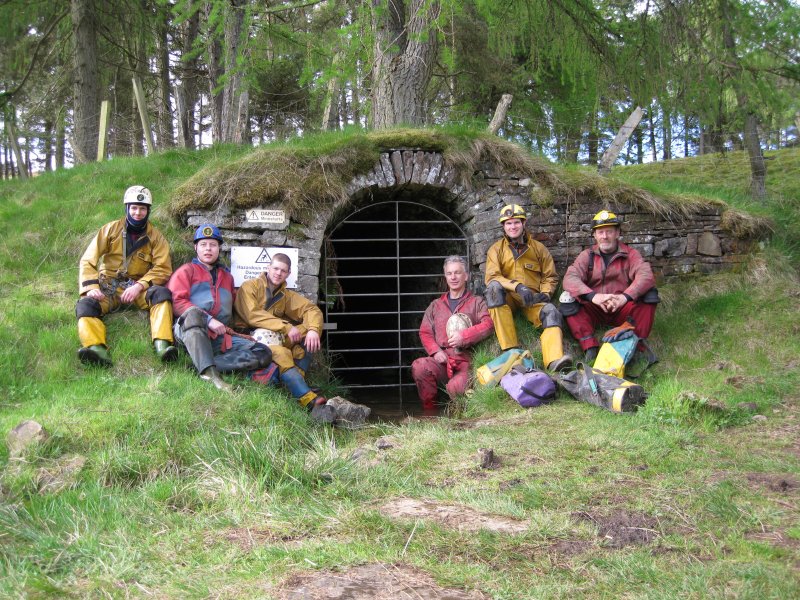 02_caplecleughadit-8-40.jpg - 08:40: The start of the trip at the Caplecleugh portal, fresh as daisies.