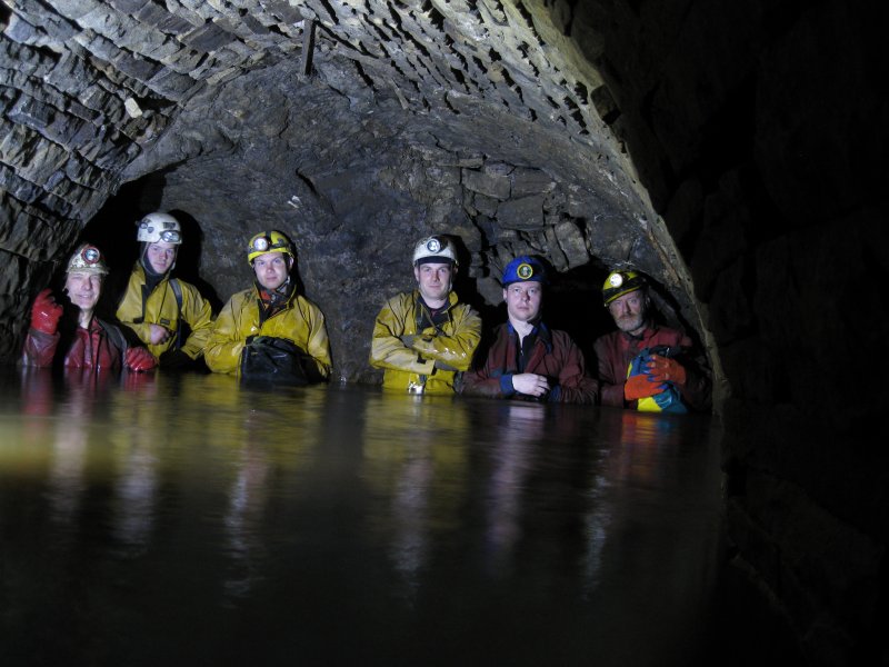 08_caplecleughnorthveinjunc-10-12.jpg - 10:12: The line up at the Caplecleugh North Vein junction.