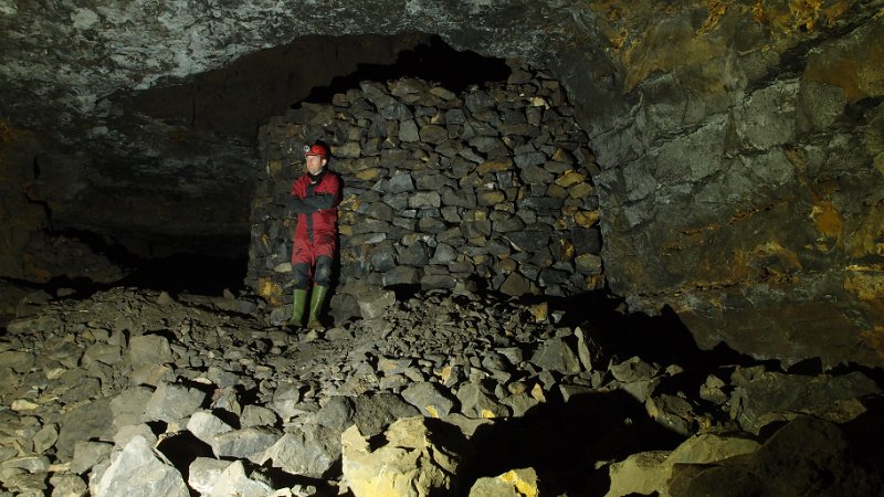 P4023364.JPG - The deads mound in Prouds Flat.