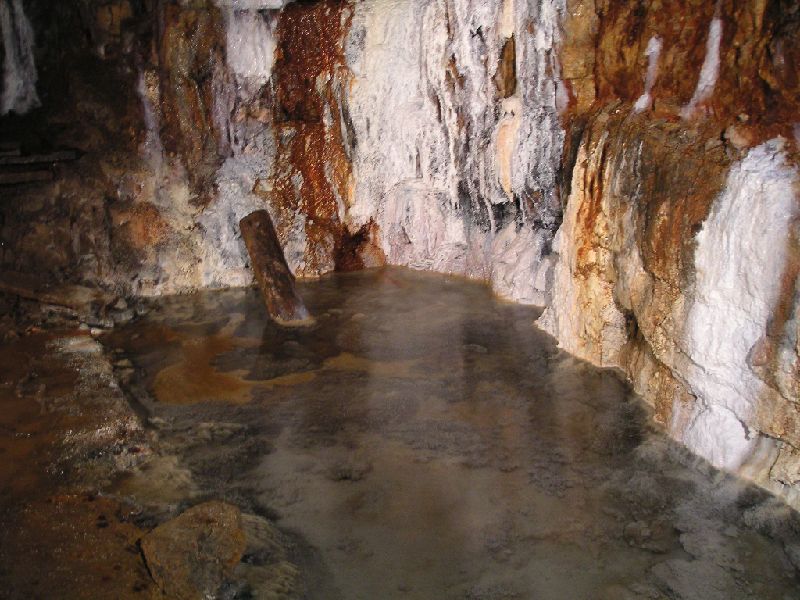 cl_lowflatcalcitepool.jpg - The crystal crusted pool and calcite flows.