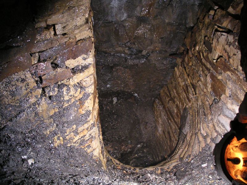 cl_sumptorampgill_b3.jpg - Another sump with fine stone work, presumably heading down to Rampgill.