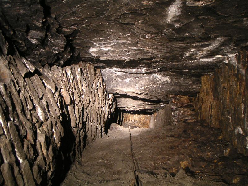 sc_lookingupsumpfrom_sublevel.jpg - Looking up to Smallcleugh Level from the bottom of the sump.