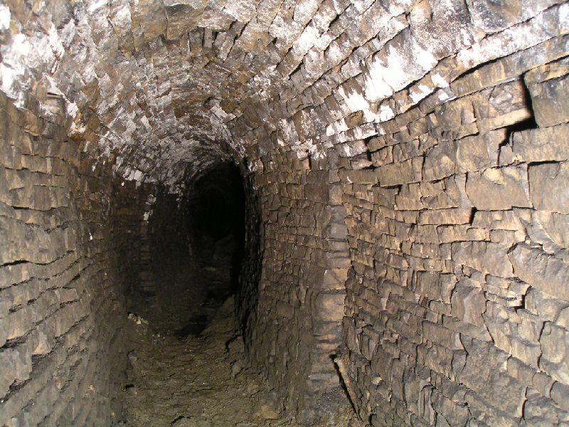 sc_ne_handsome_passage.jpg - After the collapse the passage is fine again, but we suspect that over the years you will get more collapses as the whole lot is driven in shale.