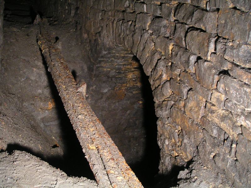 sc_sublev_shaft2rampgill1.jpg - Further along the passage you come to shaft with rail lines across it, this is the link to Rampgill.