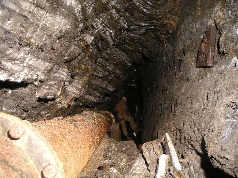 ss2sc_caphigh_lev_pipe2.jpg - Back in Caplecleugh High Level looking west towards the sump.