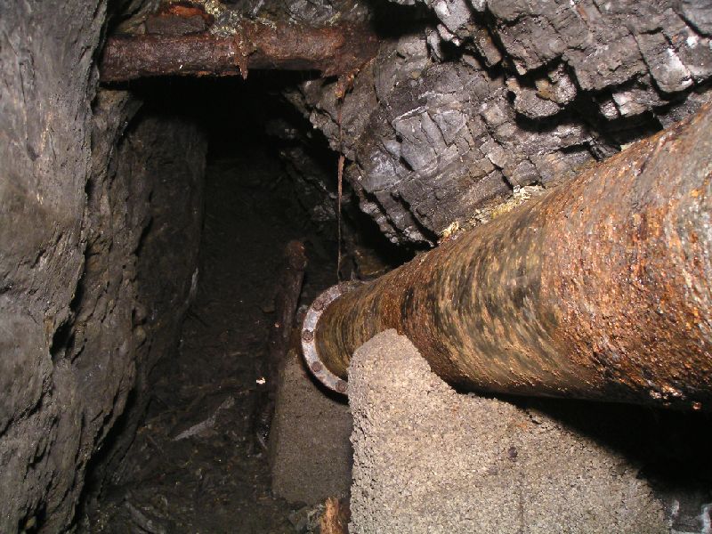 ss2sc_caphigh_lev_pipe3.jpg - Past the sump you reach the bad shale area, with careful negotiation it is possible to reach Bogg Shaft.