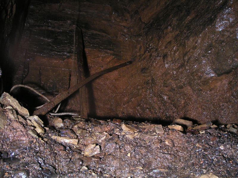 ss2sc_shaftbottom.jpg - Bottom of the surface shaft, looks wet but is not too bad.