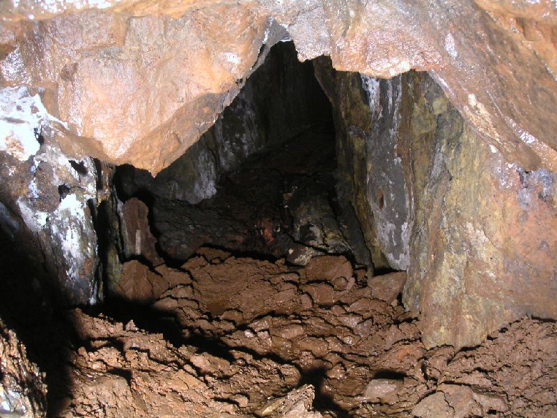 ss2sc_shaftbottomeast_1.jpg - Looking east into the passage from the shaft bottom. If you look carfully you can see the left turn that leads to the shaft with the shale above it.