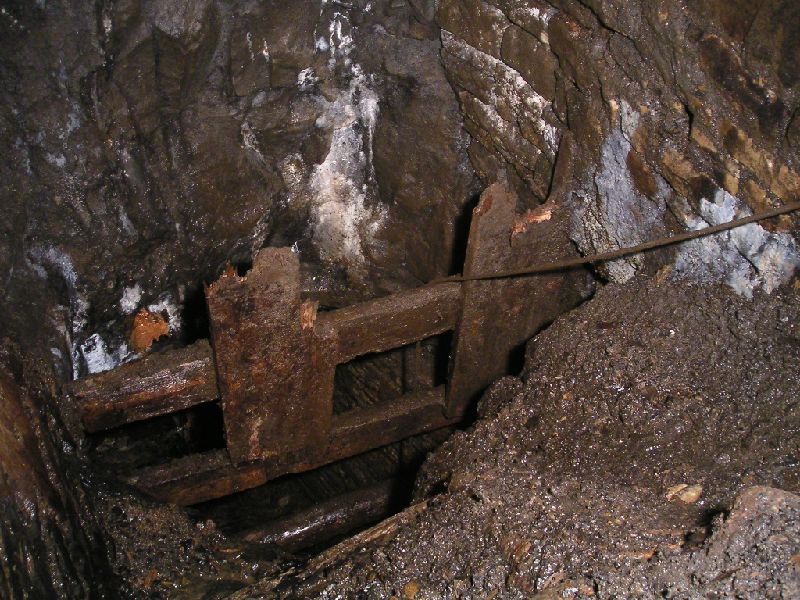 ss2sc_slev1_oreshoot.jpg - Looking down the ore shoot, it is just possible to make out the top arching of the level below.