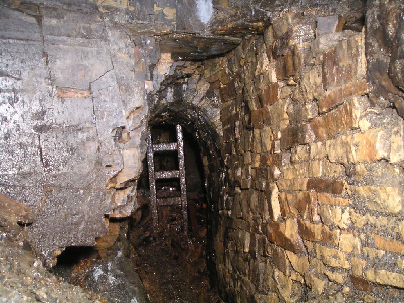 ss2sc_slev2_manway.jpg - Coming towards the end of the second level, we entered some stone arching with this laddered manway.