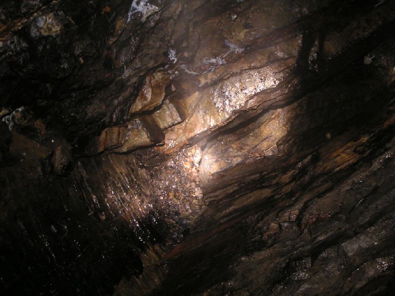 ss2sc_slev3_stope2.jpg - Further west in the stope there is this rise, with a mound of rubble ready to come down!