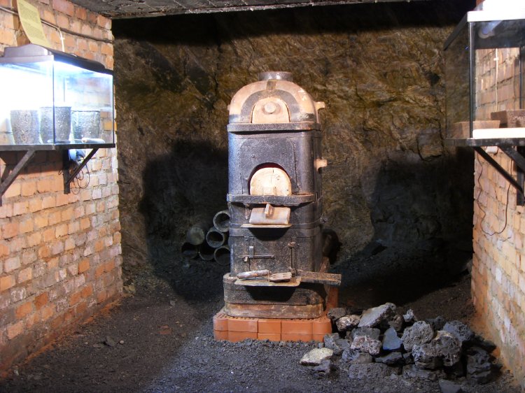 zs_tourist04.jpg - Furnace for smelting gold, with crucible and mould display.