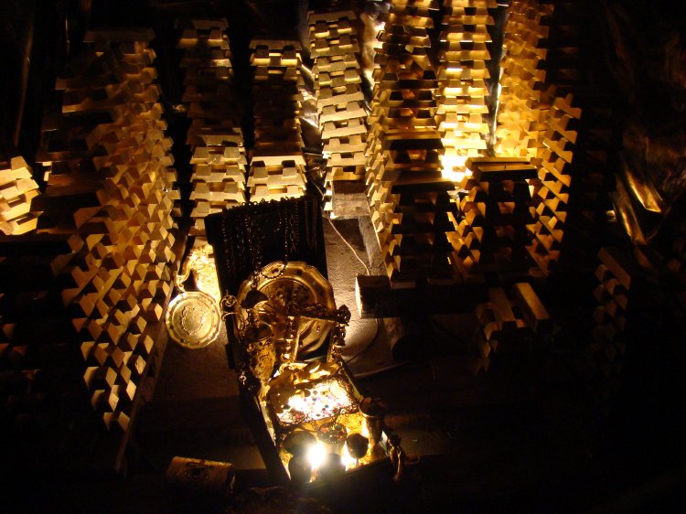zs_tourist08.jpg - The gold vault, a shame it was not all real!
