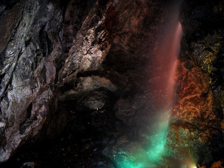 zs_tourist18.jpg - Waterfall in mine, coloured by lights.
